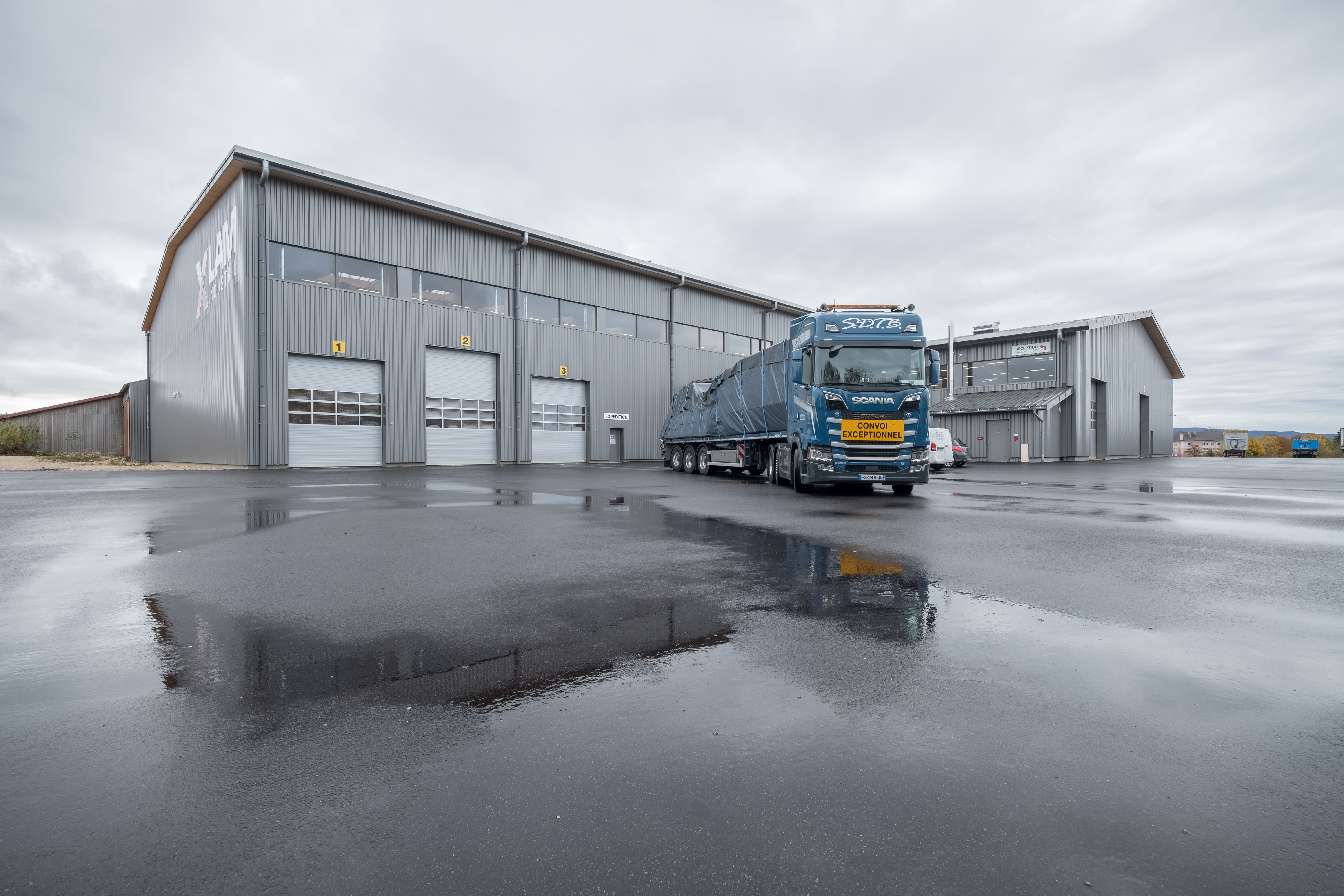 Transport et logistique de panneaux CLT XLAM - camion spécialisé pour livraison chantier